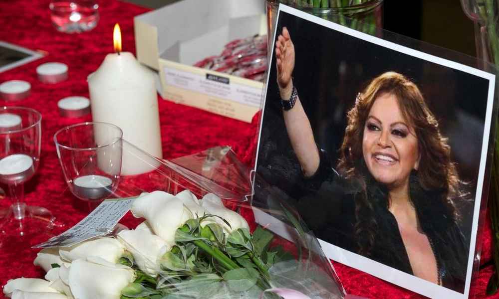 Exhiben familiares los restos de Jenni Rivera en